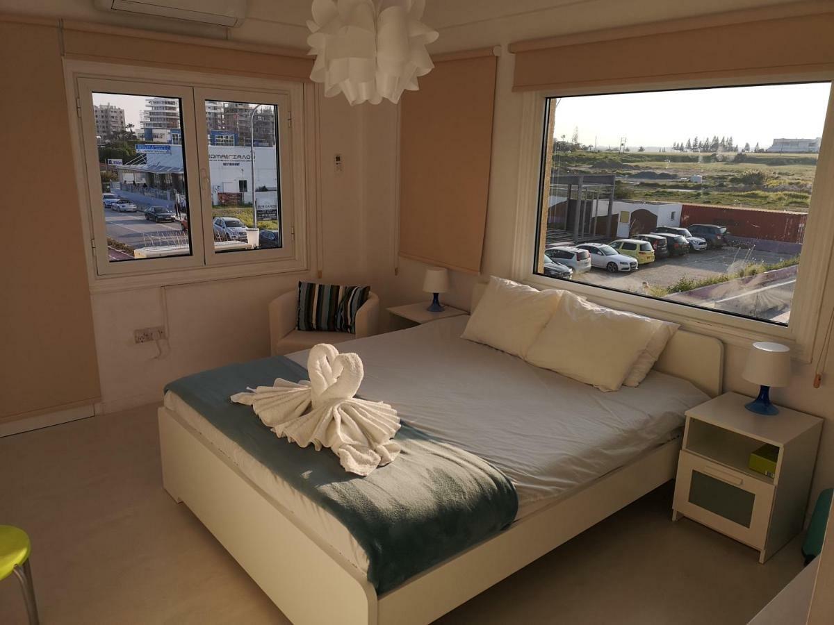 Bettys 1Br Seafront Apt Larnaca Exterior photo
